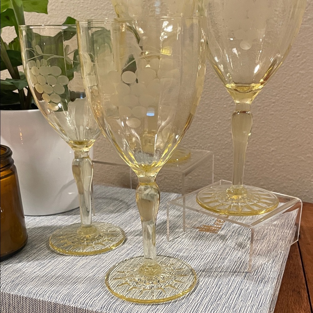Set of 4 Vintage Uranium (Vaseline) Glass Wine Glasses – Glows Under UV - Picture 2 of 13